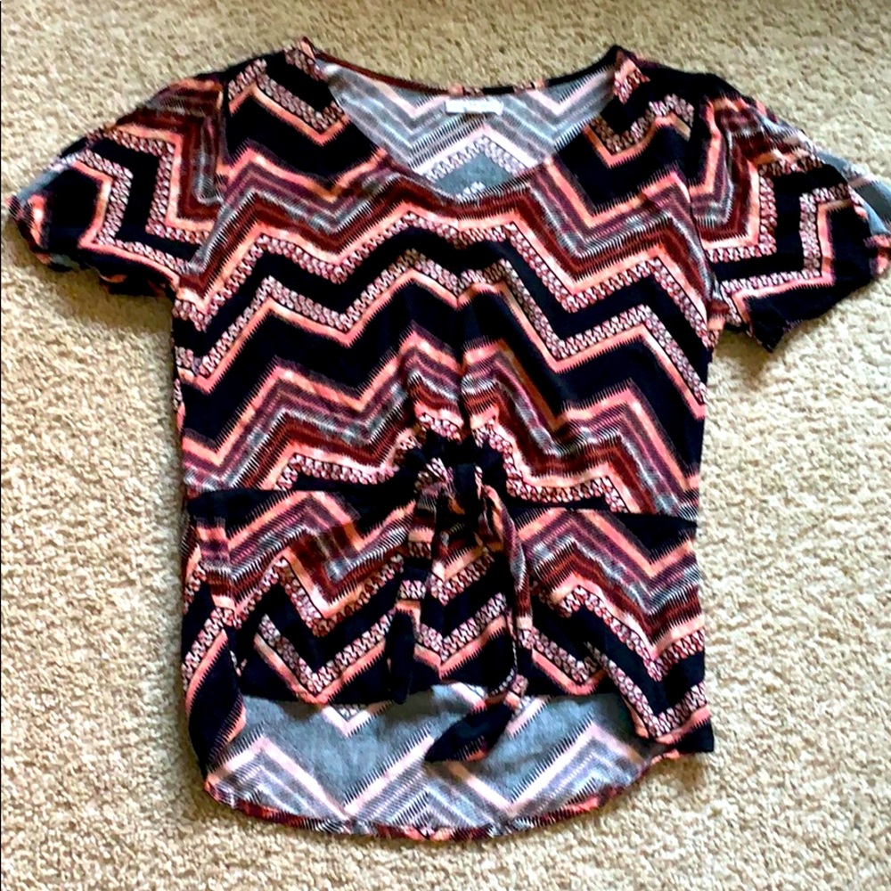 Maurices zigzag patter short sleeve shirt